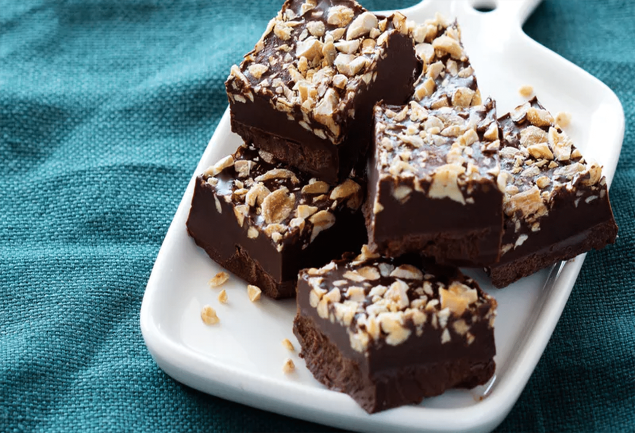 You are currently viewing Low-Carb Chocolate and Peanut Squares