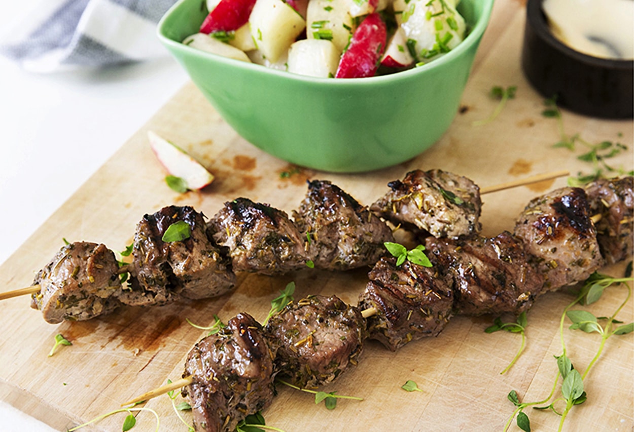 You are currently viewing Lemon lamb skewers with keto radish and daikon salad