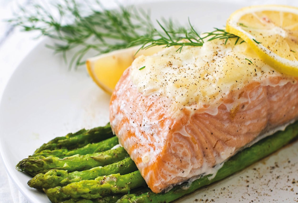You are currently viewing Parmesan-crusted salmon bake with asparagus