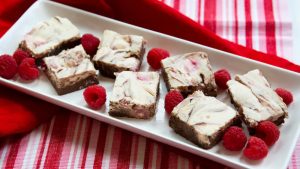 Read more about the article Low-carb Raspberry Cheesecake Swirl Brownies