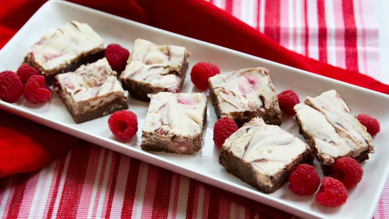 You are currently viewing Low-carb Raspberry Cheesecake Swirl Brownies