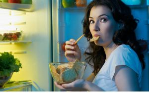 Read more about the article Hit a weight-loss plateau? 4 tips to bust late-night cravings