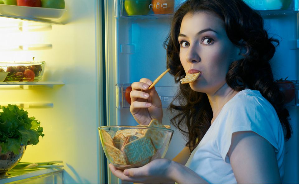 You are currently viewing Hit a weight-loss plateau? 4 tips to bust late-night cravings