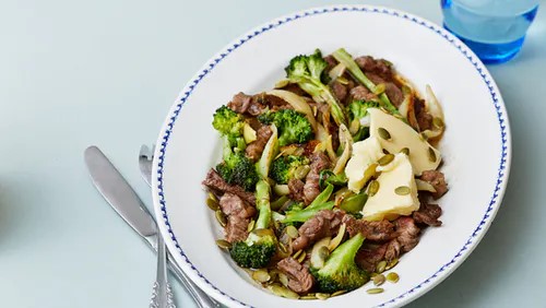 You are currently viewing Steak and broccoli stir-fry with toasted pumpkin seeds