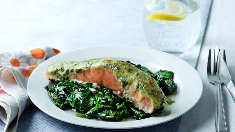 You are currently viewing Keto Salmon with Pesto and Spinach