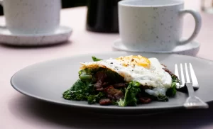 Read more about the article Crispy bacon & kale with fried eggs