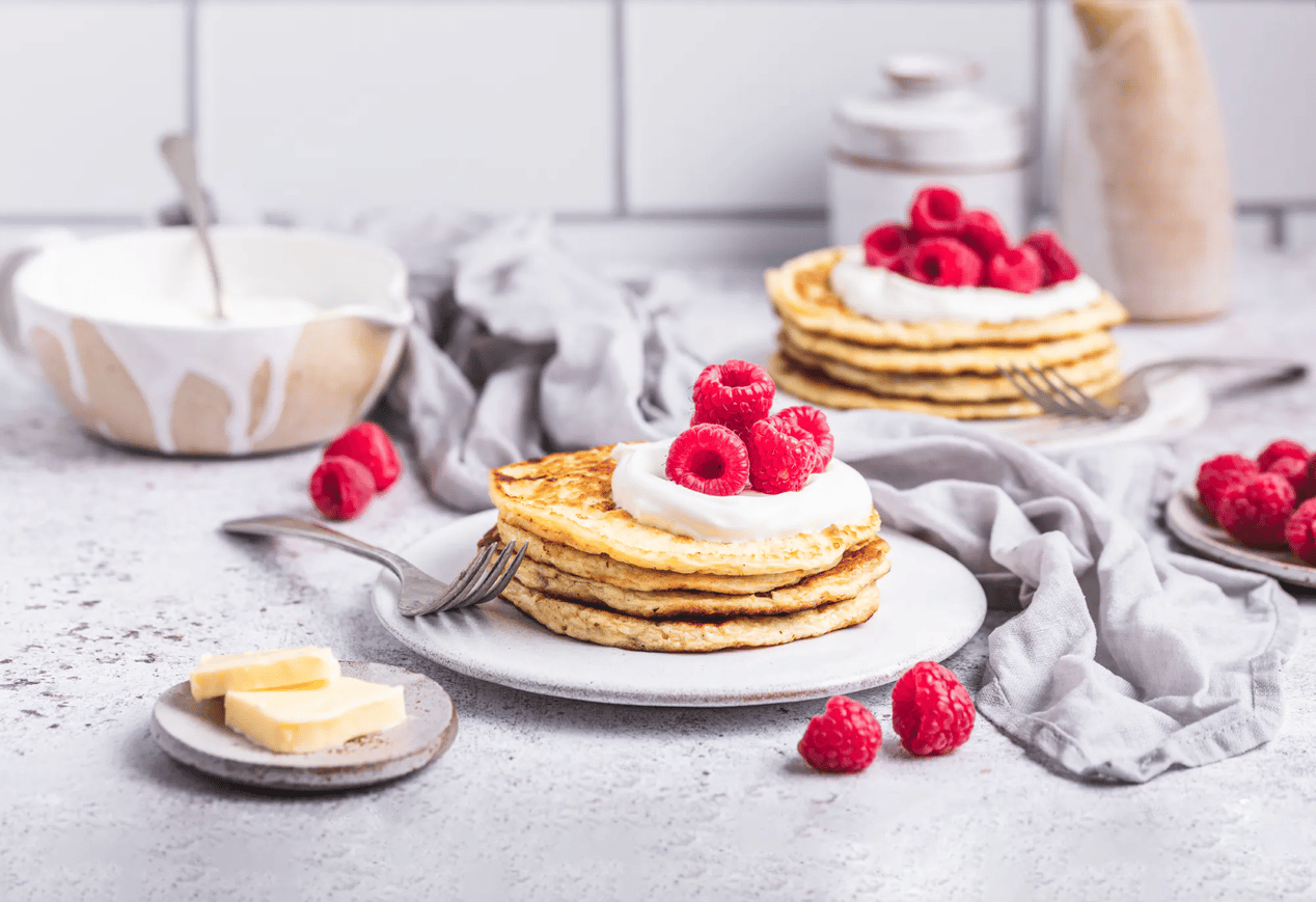 You are currently viewing Protein pancakes with Greek yogurt and raspberries