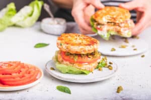 Read more about the article Chicken cheeseburgers with green garlic dressing