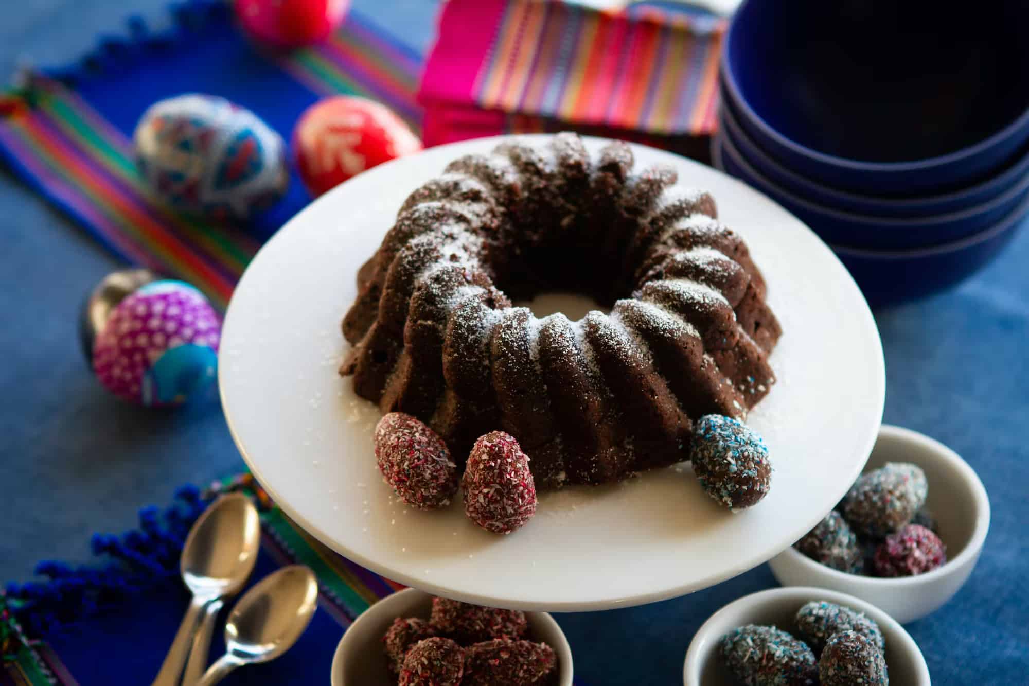 You are currently viewing Low carb chocolate cake with Easter eggs