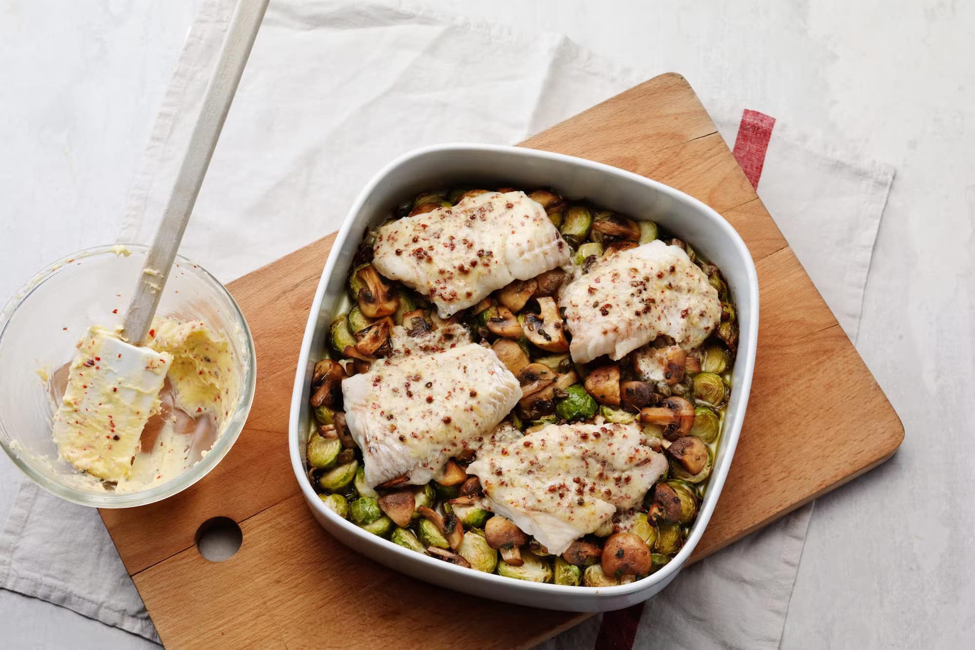 Read more about the article Butter-baked fish with Brussels sprouts and mushrooms