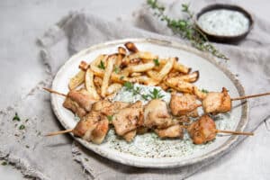 Read more about the article Chicken skewers with low carb fries and spinach dip
