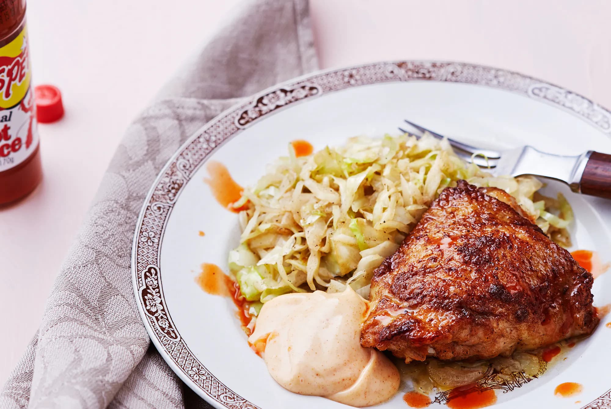 You are currently viewing Keto Buffalo chicken with paprika mayo and butter-fried cabbage
